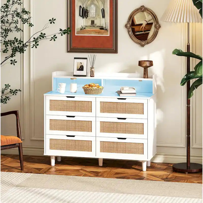Ladekast met 6 laden, rotan accenten, LED-verlichting en stopcontact - Wit, 43,3B x 15,75D x 37,2H
