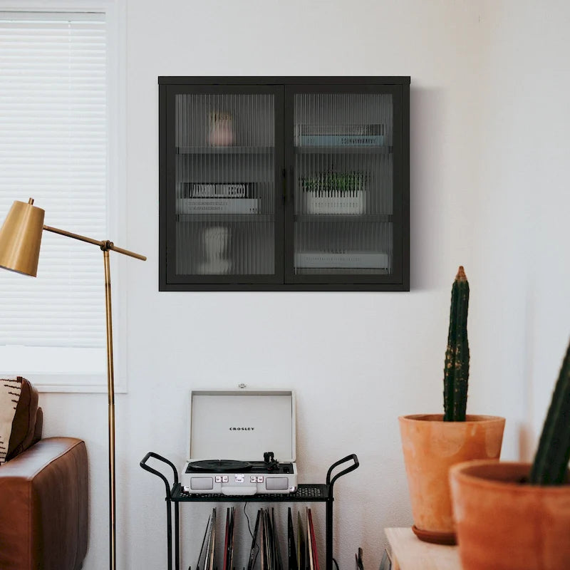 Moderne wandkast met glazen deur en uitneembare planken