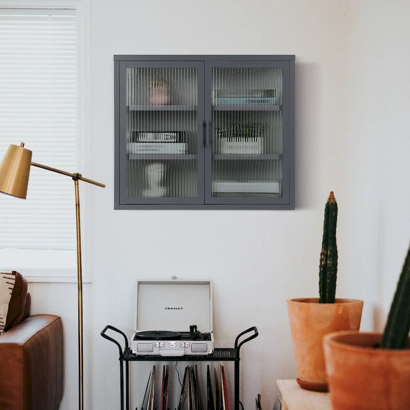 Moderne wandkast met glazen deur en uitneembare planken