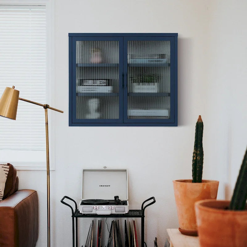 Moderne wandkast met glazen deur en uitneembare planken